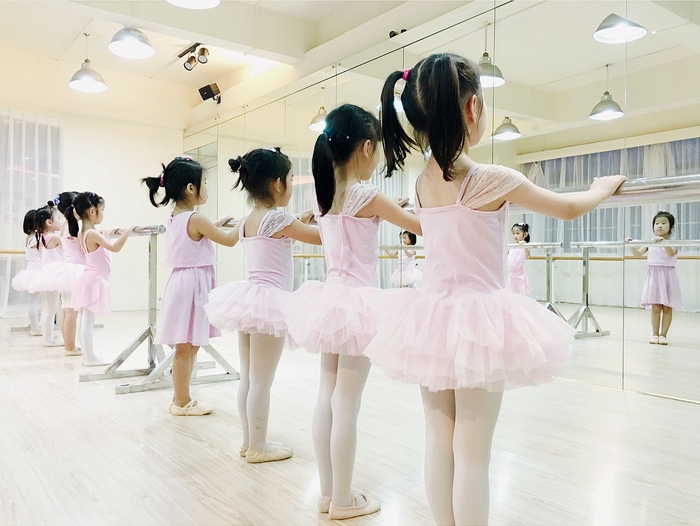 传遍大江南北,比如,在去年轰动一时的舞蹈训练过度而导致瘫痪这种新闻